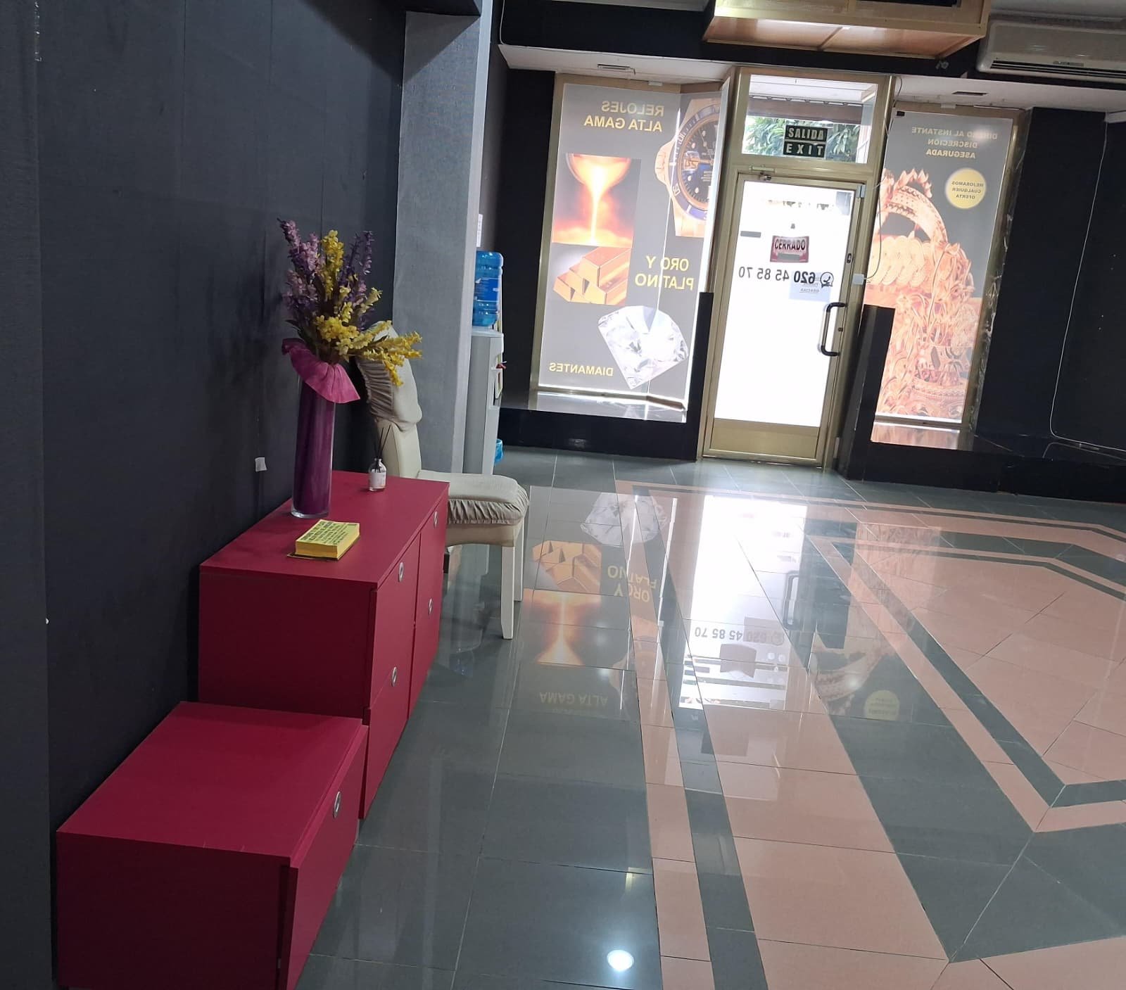 Interior del local de Loja